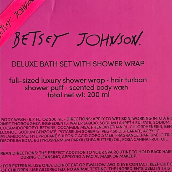 Betsey Johnson Pink and White Bath Set - Picture 8 of 8